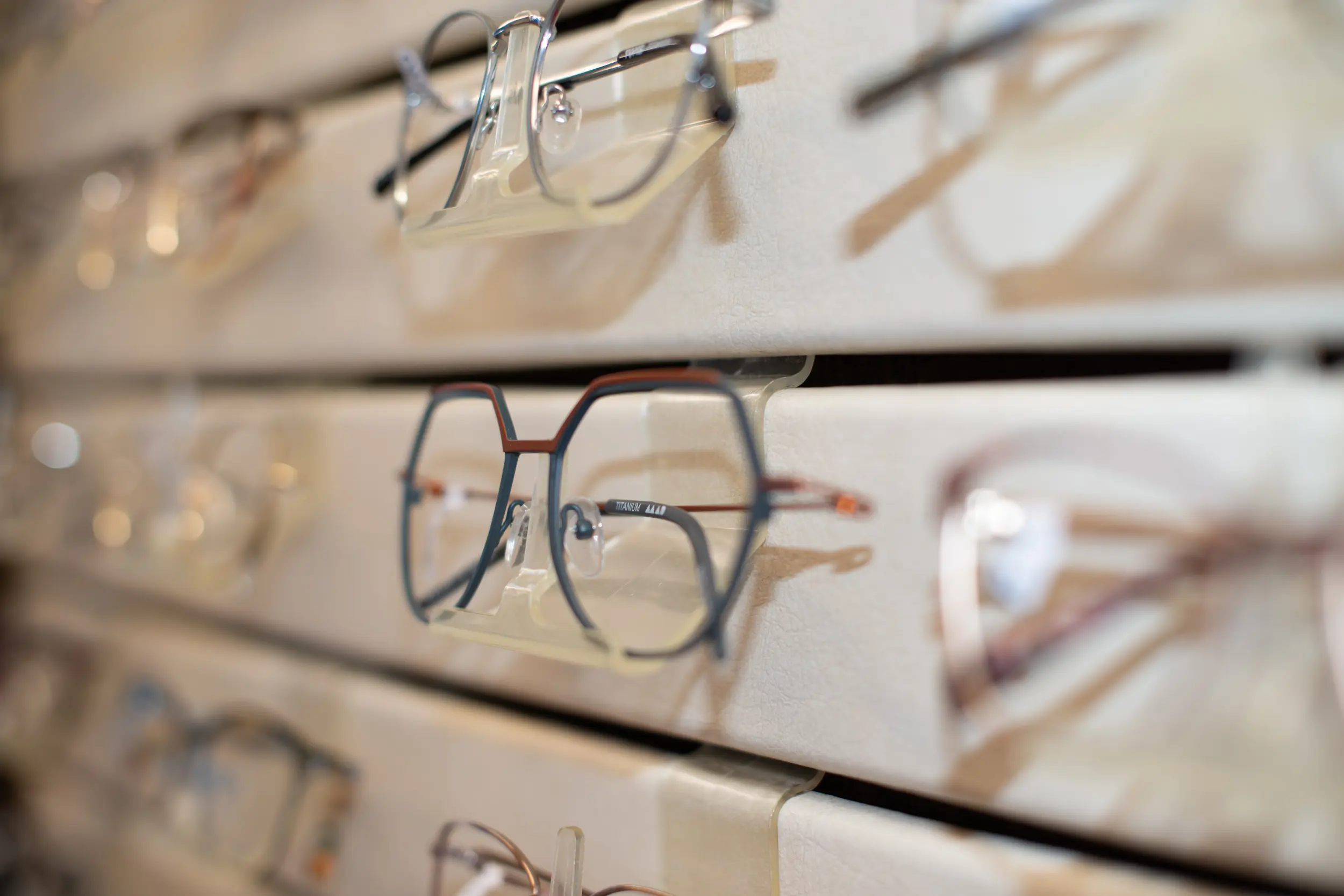 Eine wand mit verschiedenen Brillen.