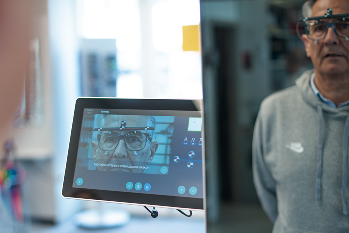 Gerät analysiert die Position der Augen eines Mannes.