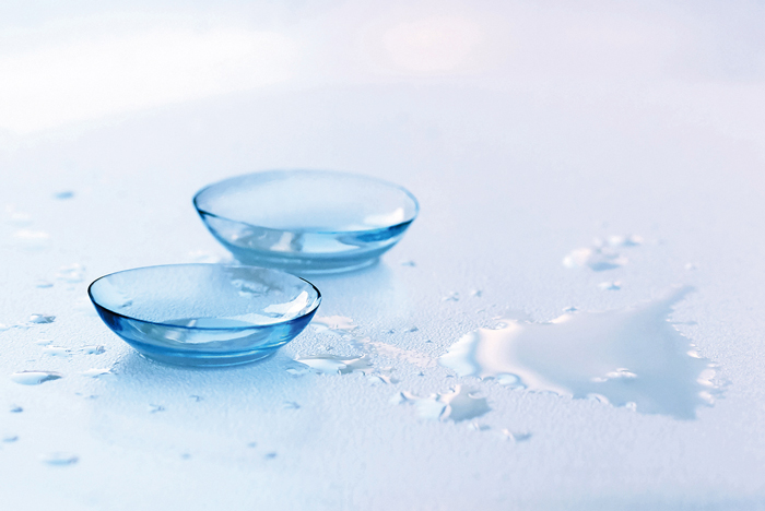 Zwei Kontaktlinsen liegen auf einem weißen Hintergrund.