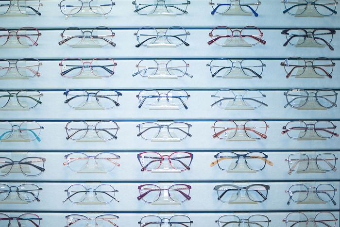 Eine Wand mit verschiedenen Brillen.