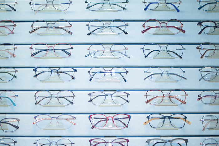 Eine Wand mit verschiedenen Brillen.