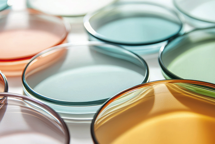 Bunte Gläser liegen auf einem Tisch.