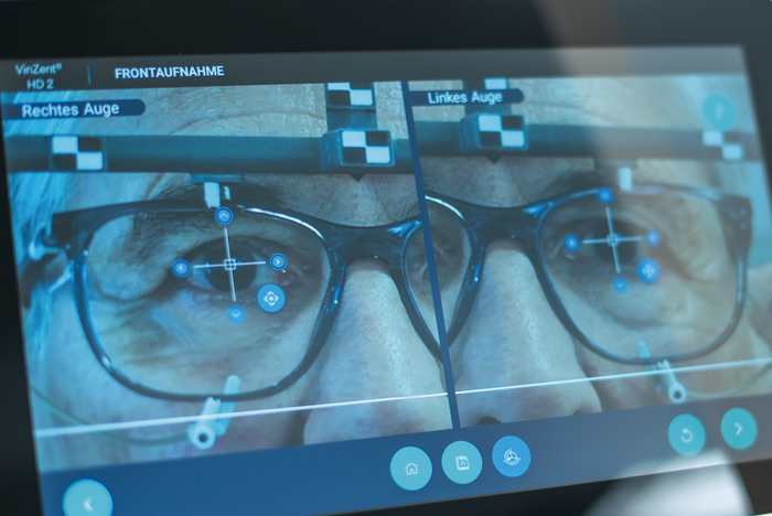 Gerät analysiert die Position der Augen eines Mannes.
