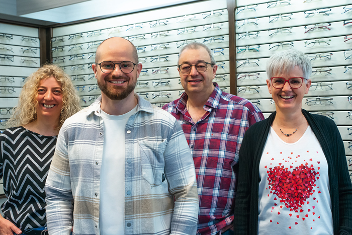 Teamfoto von 4 Mitarbeitern.